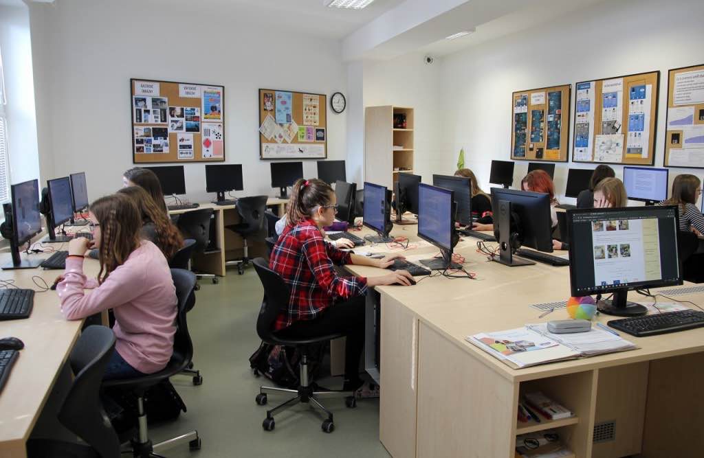 Students of Pacov Gymnasium build their own applications. Thanks to Tabidoo